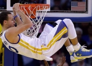 开云体育中国-赛道与绿茵的奇妙交汇，F1新赛季揭幕战之夜，奥斯梅恩成为全场焦点