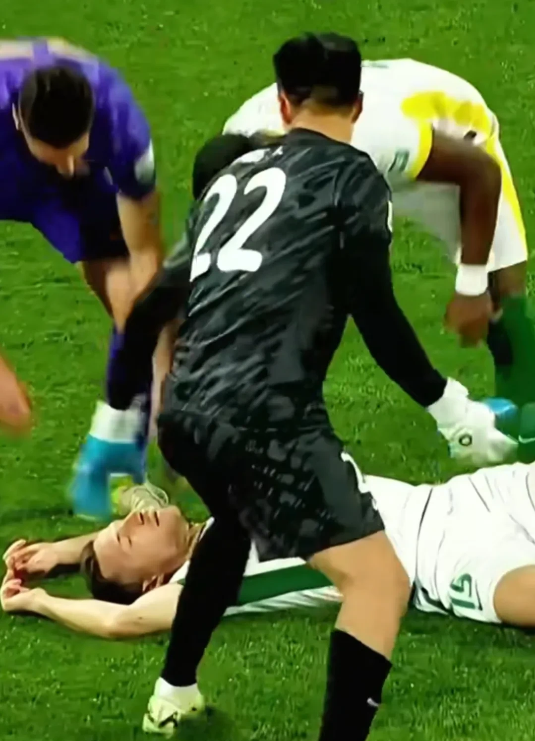 包含球员因伤提前离场,对球队有所影响的词条 包含球员因伤提前离场,对球队有所影响的词条