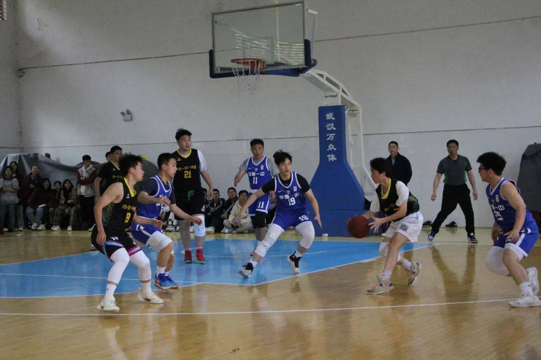 现场篮球比赛中的精彩瞬间震撼全场观众的简单介绍 现场篮球比赛中的精彩瞬间震撼全场观众的简单介绍