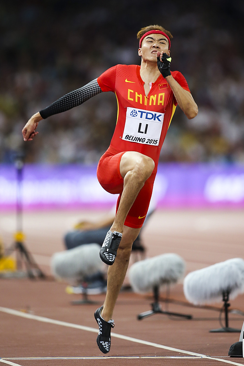 高空俯冲,这位运动员气势如虹的简单介绍 高空俯冲,这位运动员气势如虹的简单介绍