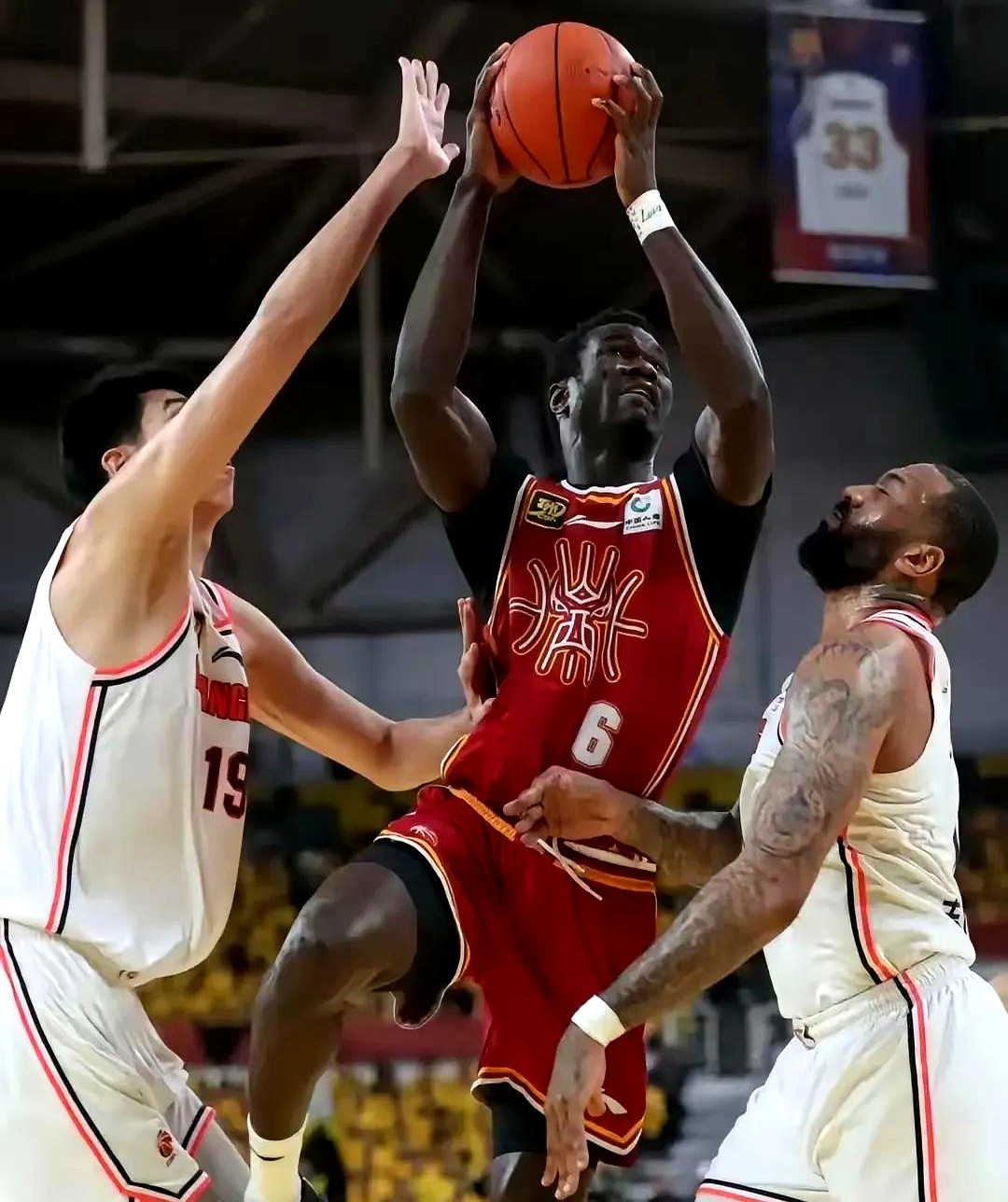 球场上的激烈争夺,胜负难料 球场上的激烈争夺,胜负难料