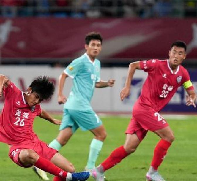 足球赛事连续上演,球迷热情高涨 足球赛事连续上演,球迷热情高涨