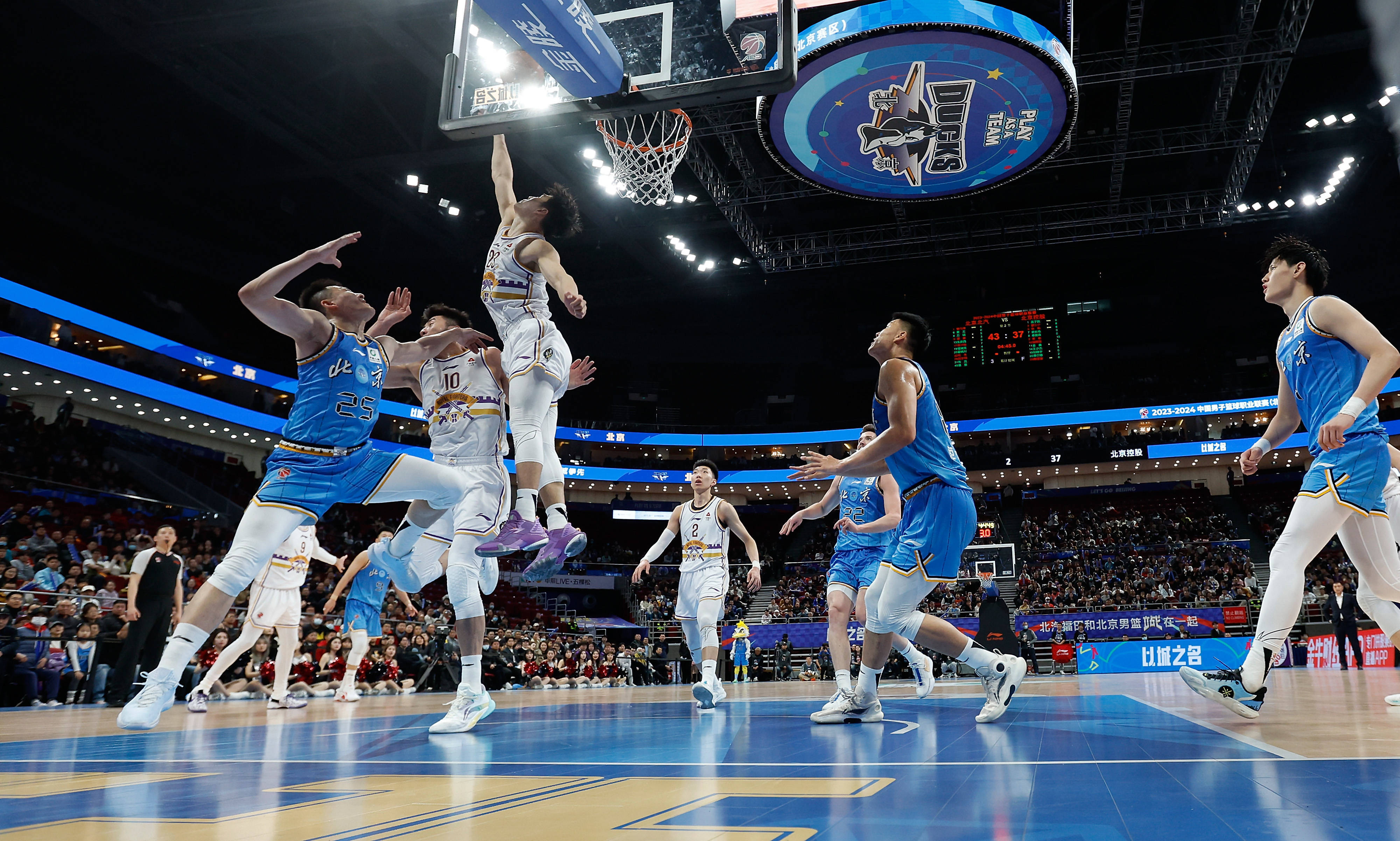 精彩比赛，球员们在场上表现出色引发观众热议