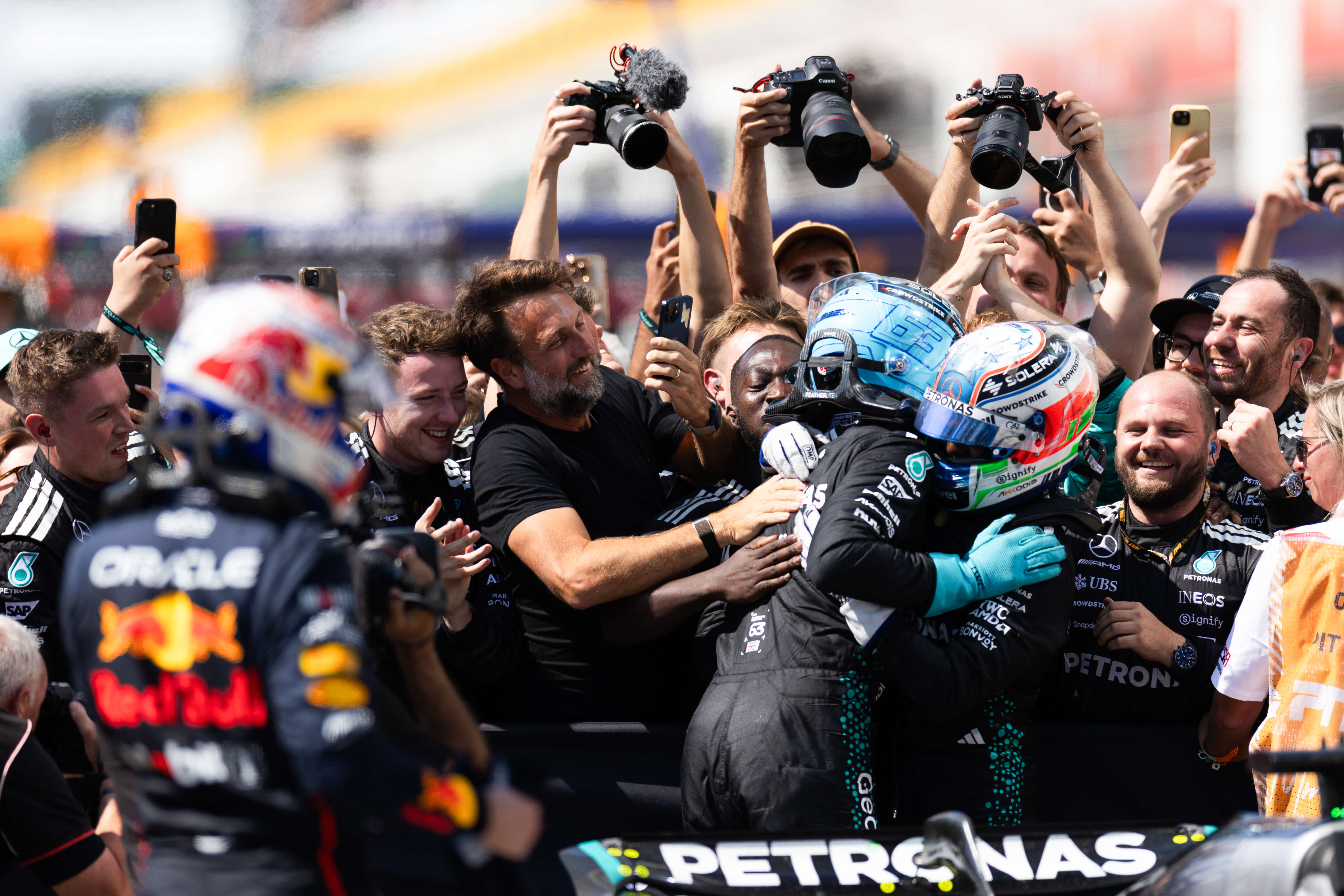 梅赛德斯轻取哈斯车队,拉塞尔带队取胜 梅赛德斯轻取哈斯车队,拉塞尔带队取胜