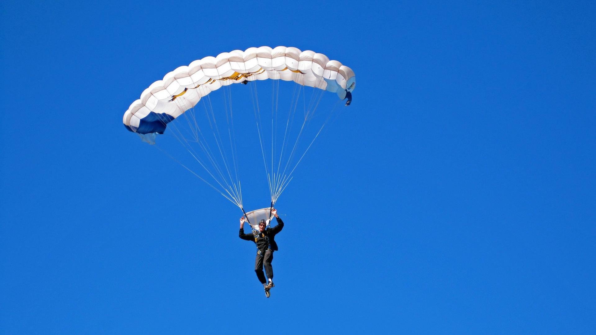 曼谷奇迹夜，桃田贤斗领衔泰国队逆转法国，羽坛新格局初现